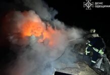 Рятувальники ДСНС ліквідовують пожежу після удару на Одещині