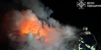 Рятувальники ДСНС ліквідовують пожежу після удару на Одещині