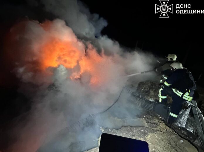 Рятувальники ДСНС ліквідовують пожежу після удару на Одещині