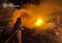 Рятувальник ДСНС ліквідовує пожежу після атаки російських ударних безпілотників у Запоріжжі