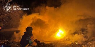 Рятувальник ДСНС ліквідовує пожежу після атаки російських ударних безпілотників у Запоріжжі