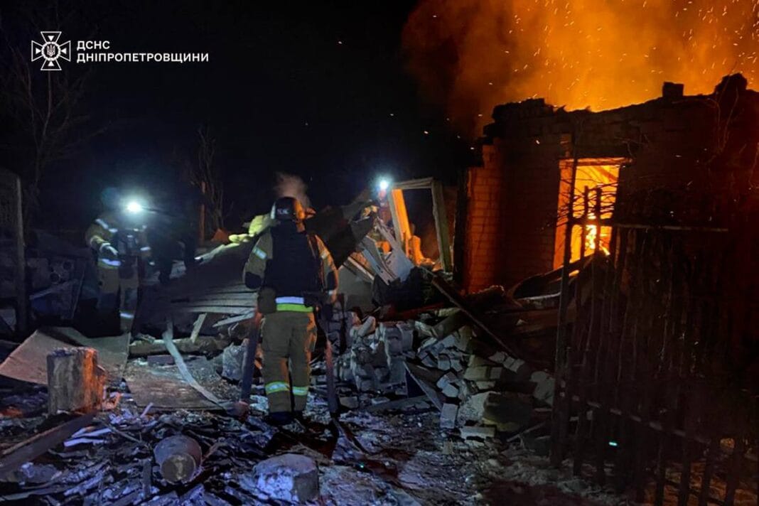 photo_2026-01-21_09-47-19 Рятувальники ДСНС працюють на місці пожежі після російської атаки БпЛА