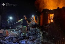 Рятувальники ДСНС працюють на місці пожежі після російської атаки БпЛА