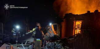 Рятувальники ДСНС працюють на місці пожежі після російської атаки БпЛА