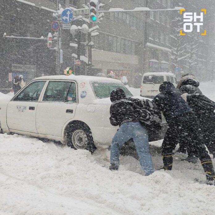photo_2026-01-25_18-37-42 Люди штовхають авто під час сильного снігопаду в Японії