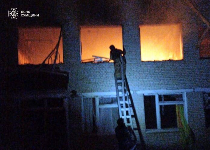 Рятувальник ДСНС ліквідовує пожежу в будівлі після нічної атаки на Сумщині