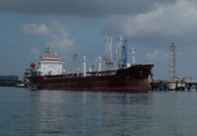 Російський нафтовий танкер біля порту