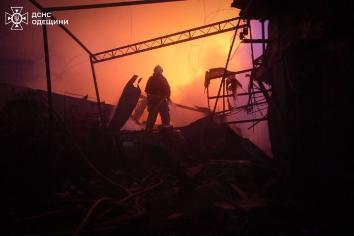 Пожежа після російського удару по об’єктах в Одеській області