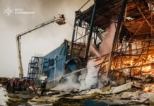 Склад цивільного підприємства знищений ударом РФ Рятувальники гасять масштабну пожежу на зруйнованому складі