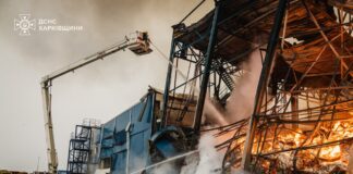 Склад цивільного підприємства знищений ударом РФ Рятувальники гасять масштабну пожежу на зруйнованому складі