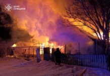 Пожежа житлового будинку після обстрілу на Сумщині