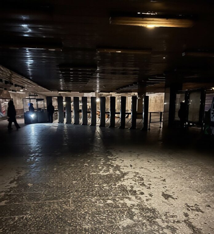 photo_2026-01-31_11-21-50 A dark metro station during a power outage