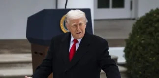 Дональд Трамп під час спілкування з журналістами у США