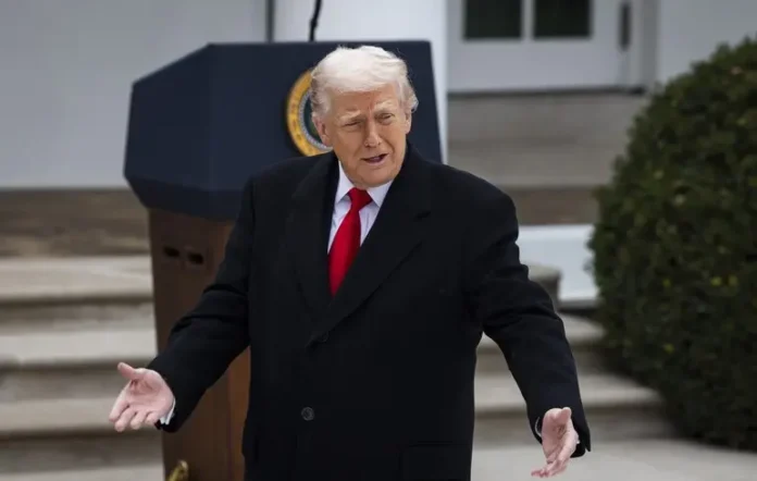 Дональд Трамп під час спілкування з журналістами у США