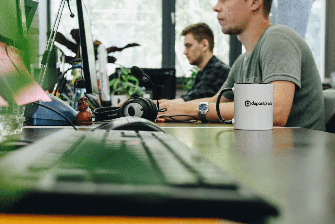 Молоді засновники стартапів працюють допізна в офісі