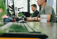 Молоді засновники стартапів працюють допізна в офісі