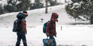 Школа взимку під час снігопаду та складних погодних умов в Україні.