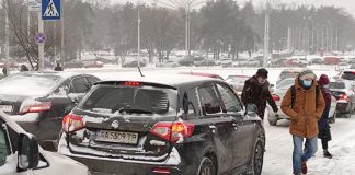 Ожеледиця на тротуарі в Києві взимку