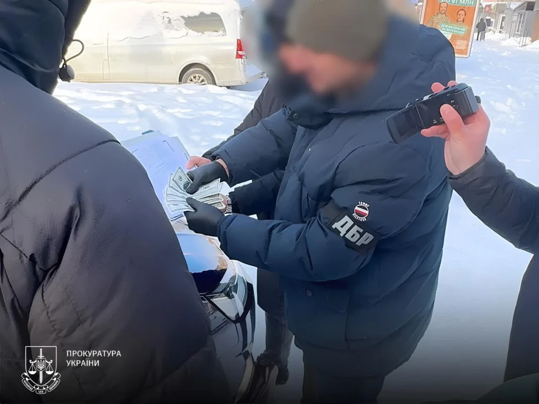 Робота правоохоронців під час затримання посадовця