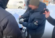 Робота правоохоронців під час затримання посадовця