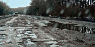 Пошкоджена дорога в Україні