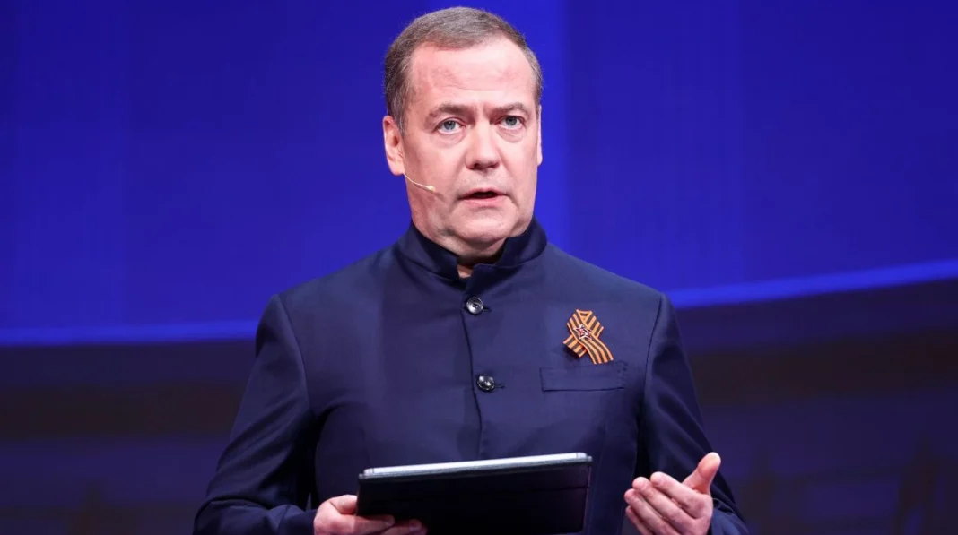 2d4d98aba46a2ca37bc3a611af76042e Дмитро Медведєв під час публічного виступу із заявою про війну