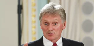 Дмитро Пєсков під час брифінгу