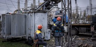 Українські енергетики відновлюють електромережі після обстрілів