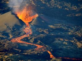 Виверження вулкана Пітон-де-ла-Фурнез на острові Реюньйон