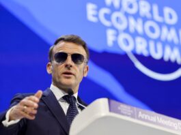 Емманюель Макрон під час виступу про економічну політику ЄС