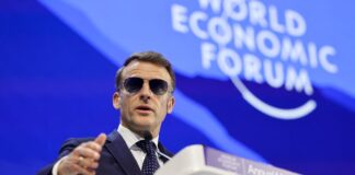 Емманюель Макрон під час виступу про економічну політику ЄС