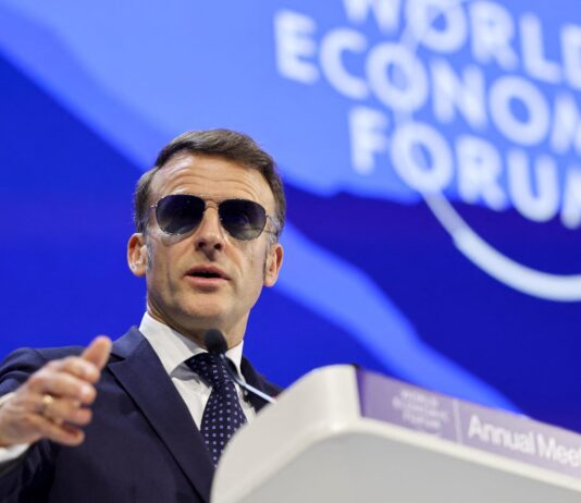 Емманюель Макрон під час виступу про економічну політику ЄС