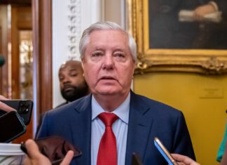 ГРЕМ У МЮНХЕНІ ЗАКЛИКАВ ЄВРОПУ ПЛАТИТИ ЗА ЗБРОЮ УКРАЇНІ Ліндсі Грем під час виступу на конференції