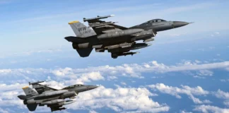 Україна створила міжнародну ескадрилью F-16 Винищувач F-16 у небі під час бойового патрулювання