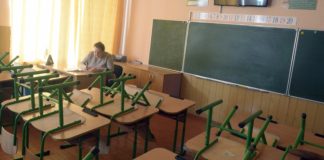 Учні під час дистанційного навчання вдома.