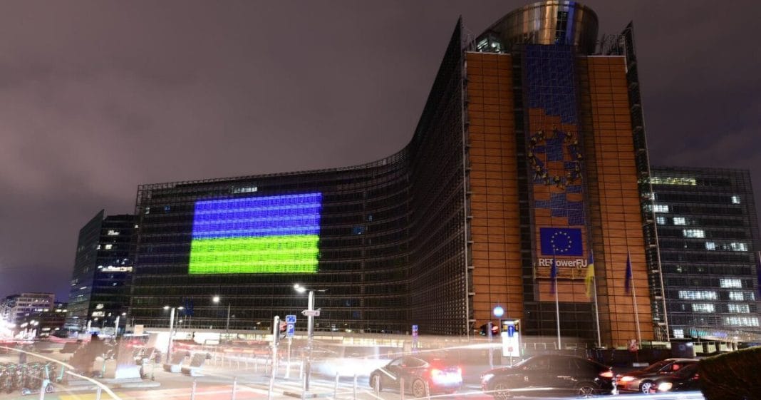 Прапори Європейського Союзу біля будівлі інституцій ЄС