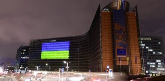 Прапори Європейського Союзу біля будівлі інституцій ЄС