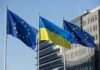 прапори України та Європейського Союзу біля будівлі ЄС