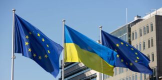 прапори України та Європейського Союзу біля будівлі ЄС
