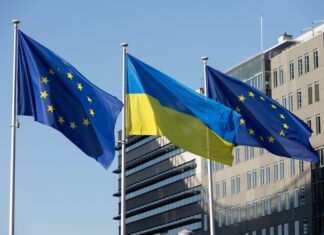 прапори України та Європейського Союзу біля будівлі ЄС
