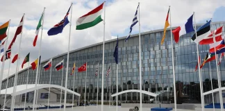 Прапори країн НАТО біля штаб-квартири Альянсу