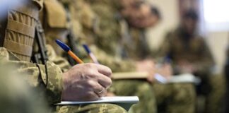 Військовослужбовець ЗСУ підписує контракт на службу