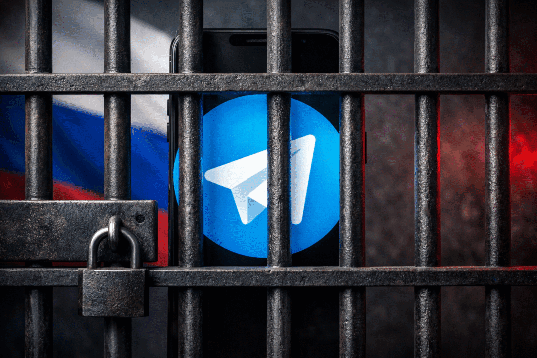 ChatGPT Image 17 февр. 2026 г., 11_20_43 Смартфон із відкритим Telegram на тлі символіки Росії