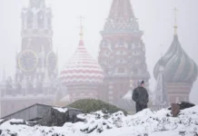 Кремль у Москві на тлі економічної кризи та війни