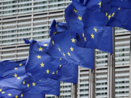 Прапори Європейського Союзу біля інституцій у Брюсселі