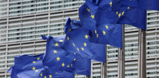 Прапори Європейського Союзу біля інституцій у Брюсселі