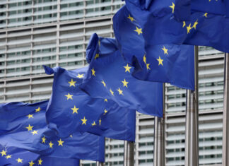 Прапори Європейського Союзу біля інституцій у Брюсселі