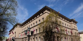 У Латвії можуть припинити російськомовне радіомовлення Будівля парламенту Латвії в Ризі