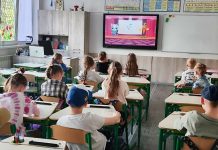 українські школярі під час уроку в класі