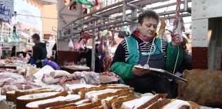 Продавчиня на базарі